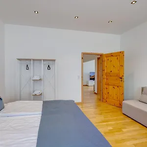 Kaza Guesthouse, Centrally Located 2 & 3 Bedroom In Augsburg
